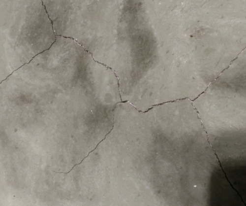 工程出現(xiàn)裂縫等質(zhì)量問(wèn)題，是由哪些因素引起的？